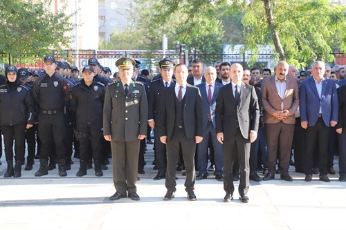 Cumhuriyetimizin Kurucusu ,Gazi Mustafa Kemal Atatürk’ün ebediyete irtihalinin 86. yıl dönümü dolayısıyla ilçemizde Çelenk Sunma Töreni düzenlendi.