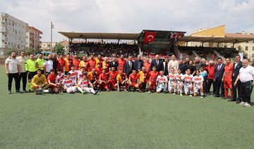 Cizre Kaymakamlığımız ve Galatasaraylı Sporcular Derneği iş birliğinde, Cizreli Gençlerimiz ile Dostluk Maçı düzenlendi.
