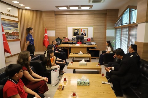 23 Nisan Ulusal Egemenlik ve Çocuk Bayramı münasebetiyle öğretmen ve öğrencilerimiz  Kaymakamımız Sn. Ahmet Vezir BAYCAR’ı  makamında ziyaret etti.